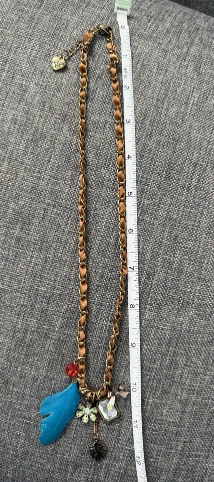 Collar Betsey Johnson Vintage Cinta Cadena Dije Pluma Arco Flor Foto 3 de 4