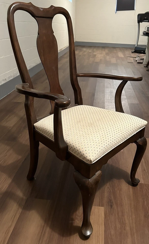 2 sillones Ethan Allen de nogal oscuro buen estado $100,00 cada uno GRAN OFERTA Foto 2 de 4