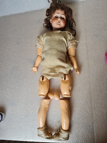 A Schoenau & Hoffmeister bisque head doll, impressed '1909 6', with brown wig closing