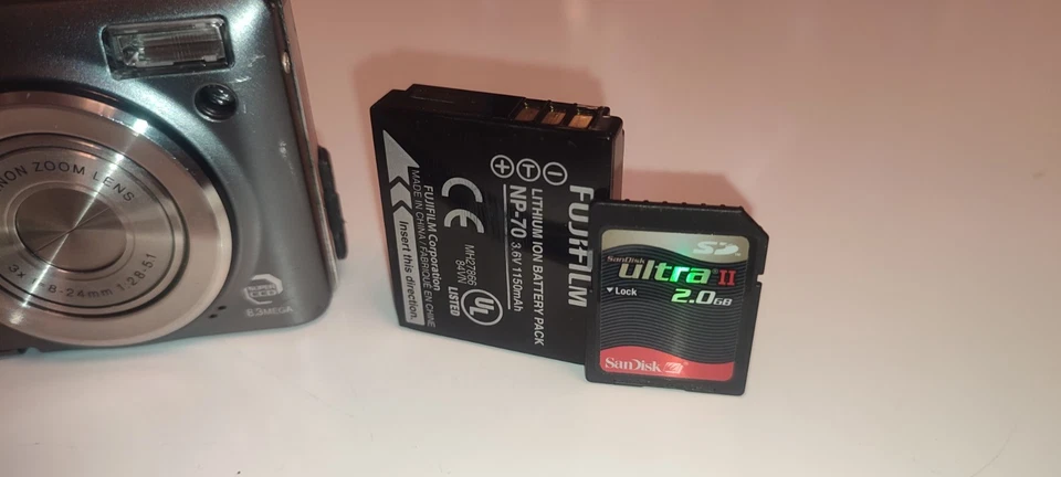 Fujifilm Digital Camera FinePix F40fd 8.3MP Tested & Fully Working + 2GB Card - Image 2 of 4