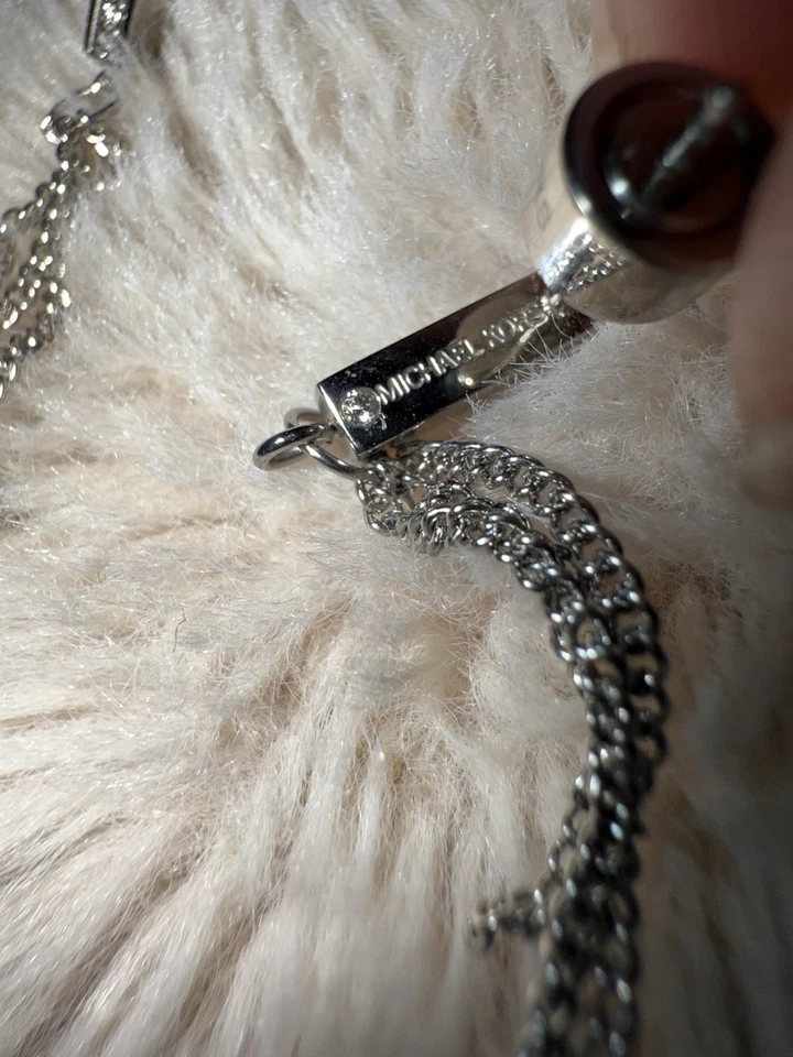 Pendientes Michael Kors Tono Plata Barra Pavé Poste Lineal Oreja Perforada Cuelga Foto 3 de 4