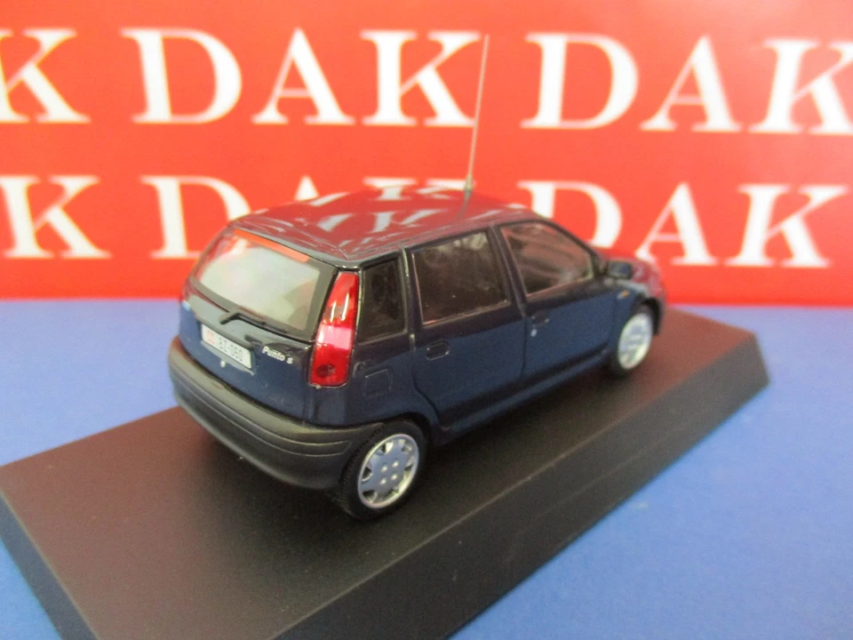 Die cast 1/43 Modellino Auto Carabinieri Fiat Punto 60 S 1995 blu - Immagine 3 di 3