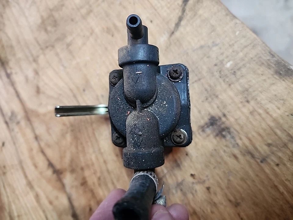  Bomba de combustible del motor Kohler K301 12 hp John Deere Gravely Wheelhorse Cub Cadet embalaje original Foto 4 de 4