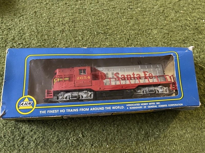 AHM 5012 F Santa Fe GP-18 Locomotive HO Scale  #2654 w/Original Box