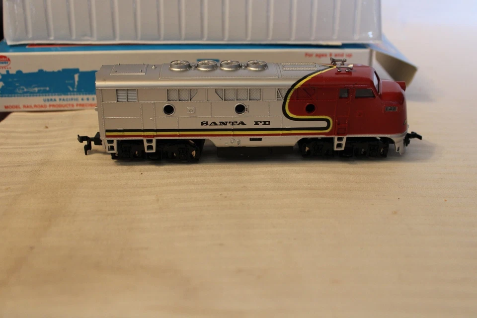 HO Scale Model Power, F3 Diesel Locomotive Santa Fe Warbonnet Red, NO # - 6730 - Image 3 of 4