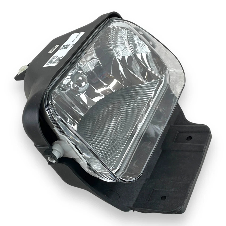 2002-2006 Chevy Silverado Pickup Avalanche Right passenger rh side fog light - Image 2 of 4