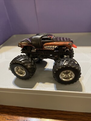1/64 Hot Wheels Monster Jam ''MONSTER MUTT ROTTWEILER'' variation w/Chrome Rims
