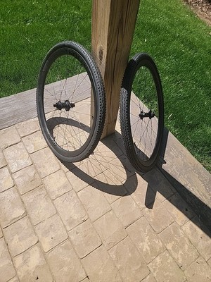 Bontrager Aeolus Elite35V TLR 700x42c Carbon Tubeless Road Wheelset Betasso Tire