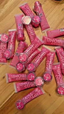 essence Kiss Bomb Shiny Lipgloss & Lip Balm Set Strawberry Sweetie - NEU & OVP - Bild 1 von 3