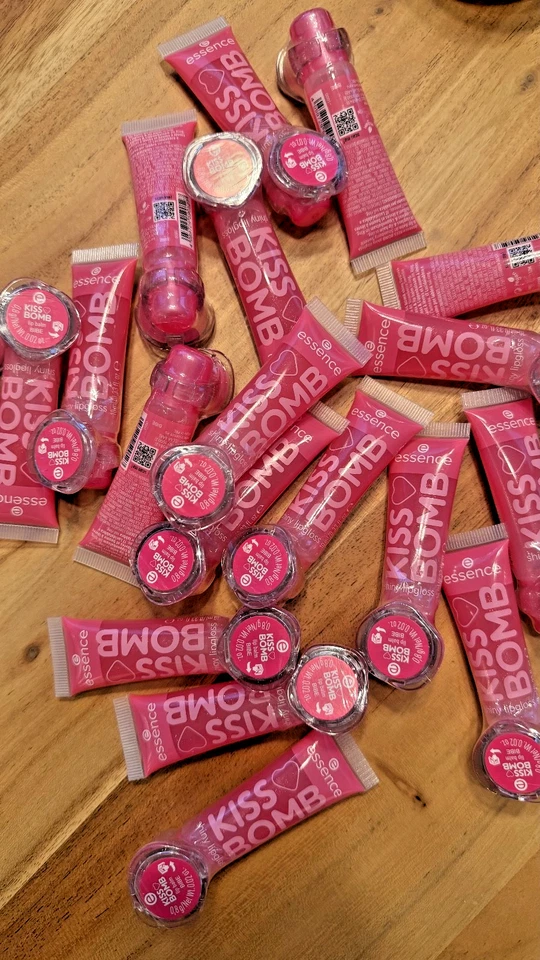 essence Kiss Bomb Shiny Lipgloss & Lip Balm Set Strawberry Sweetie - NEU & OVP - Bild 1 von 3
