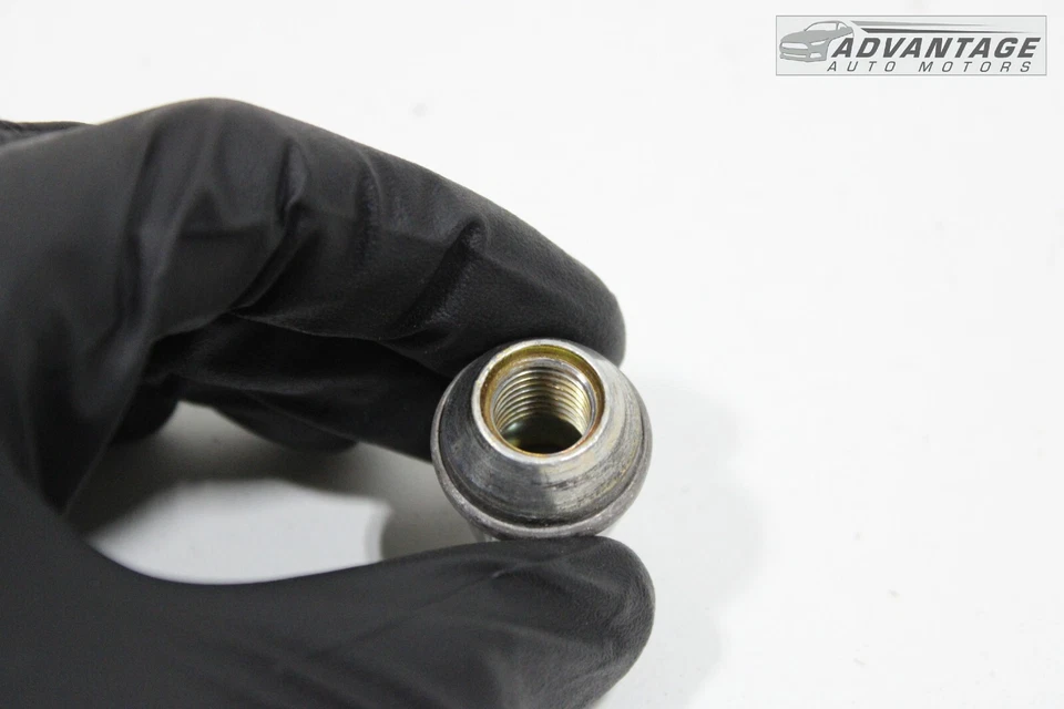 Chrysler Pacifica 2017-2024 rueda delantera o trasera llanta perno tuerca plata OEM Foto 3 de 4