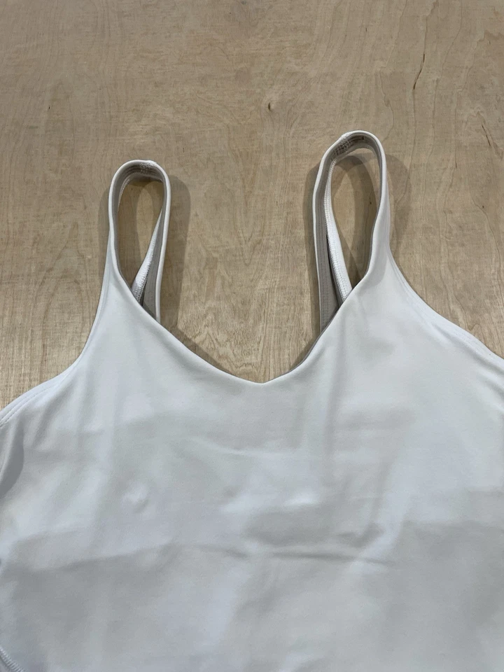 Camiseta sin mangas Lululemon para mujer talla 4 blanca Wunder Train sujetador incorporado con tiras para correr Foto 4 de 4