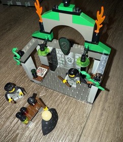 COMPLETE Retired Lego 4735 Harry Potter Slytherin Common Room Snakes 3 Minifigs
