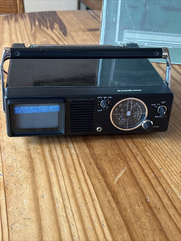 Vintage September 1979 Samsung BT-075ZT Portable Television - Image 2 of 4