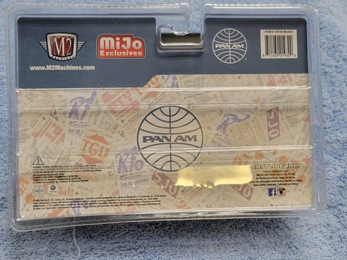 M2 Machines CHASE+reg 1958 Volkswagen Microbus 15 Window USA Model Set Of 2 - Picture 4 of 4