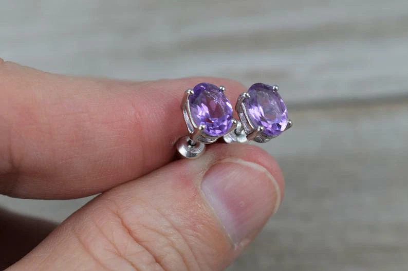 Aretes solitarios de plata 925 simulados de amatista con piedra de nacimiento de 2 quilates de febrero Foto 4 de 4