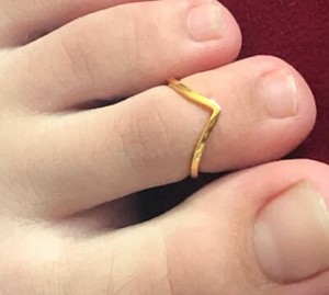 Solid Metal 925 Silver Women's V Shaped Adjustable Toe Ring Yellow Gold Plated2