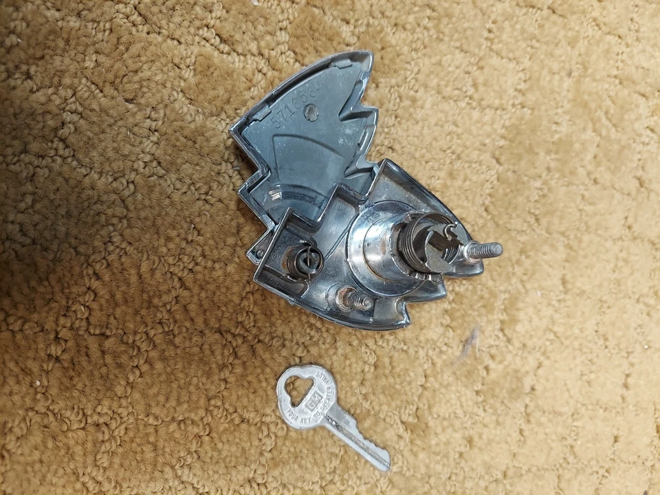 Buick Riviera 1965 emblema de bloqueo de maletero Foto 3 de 4