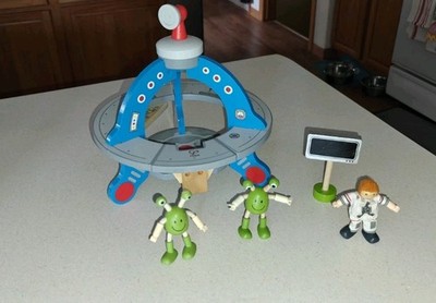 Hape UFO Wooden Play Set E3006 w/ 2 Aliens & Astronaut