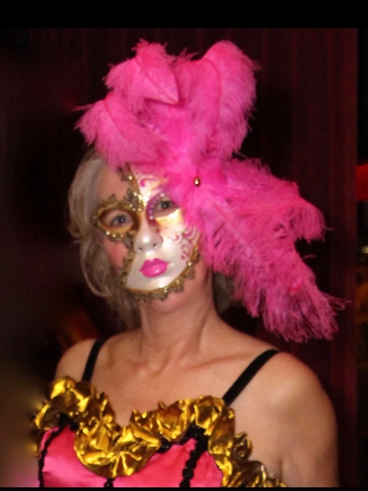 Máscara veneciana pintada a mano hecha en Italia  Foto 2 de 4