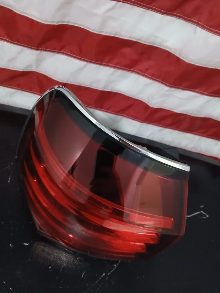 Luz trasera exterior lado izquierdo (lado del conductor) OEM usada Lexus LX570 2008-2011 Foto 4 de 4