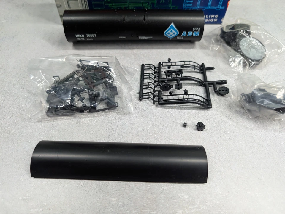 Roundhouse 3250 HO Scale 50' Tank Car ADM UELX #78627 KIT READ - Image 3 of 4