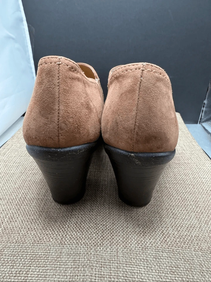 Soft Spots Suede Mary Jane Heels Size 9.5 Light Brown Button Over - Image 4 of 4