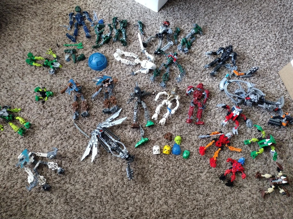 LEGO Bionicles paquete a granel con más de 5 libras de máscaras, armas y piezas y juegos Foto 4 de 4