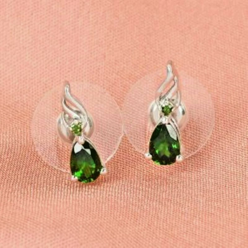 Aretes con piedras preciosas de cromo diopsido 0,86 quilates platino sobre plata de ley Foto 2 de 4