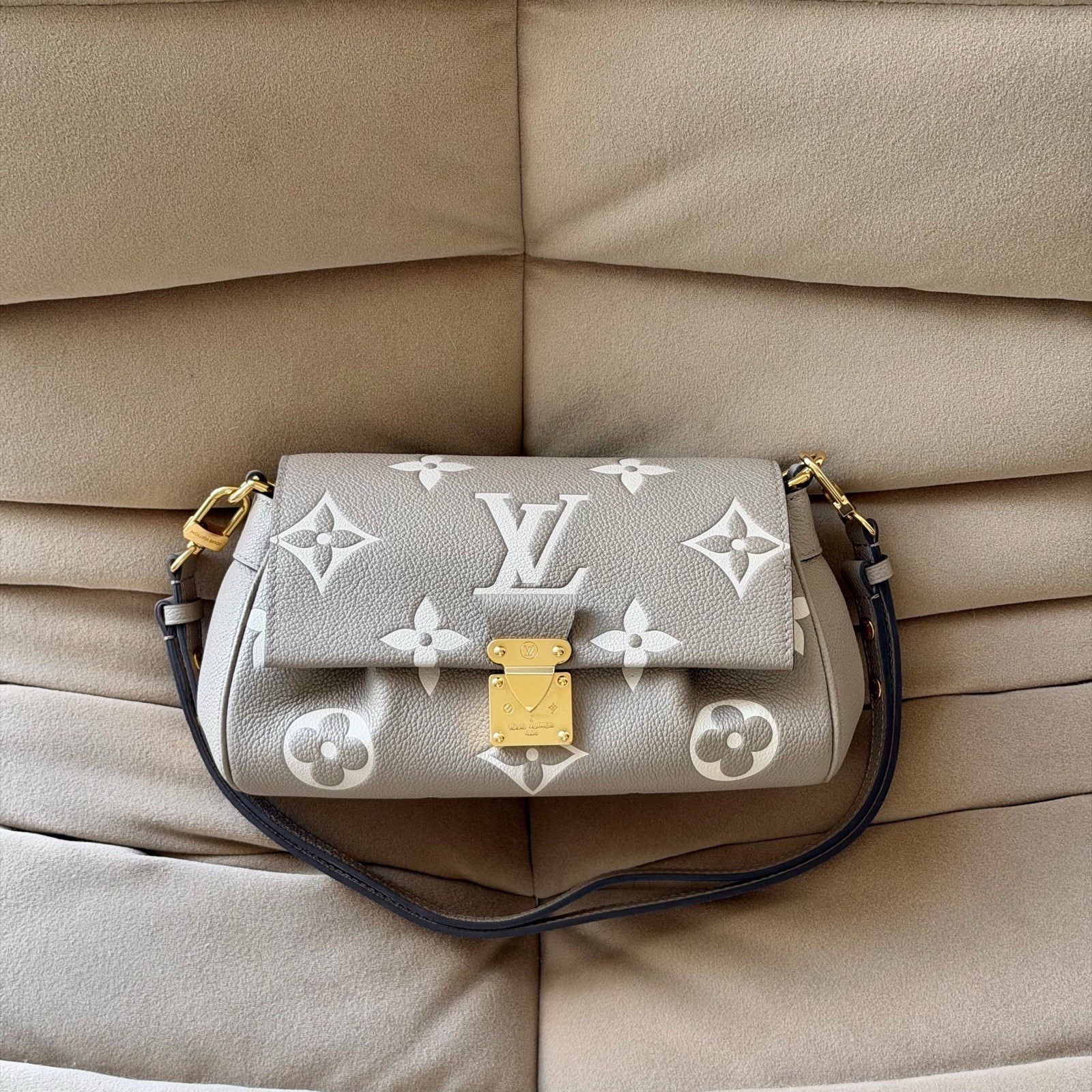 Louis Vuitton Favorite Bag Tourterelle Creme Bicolor Empreinte Giant Monogram