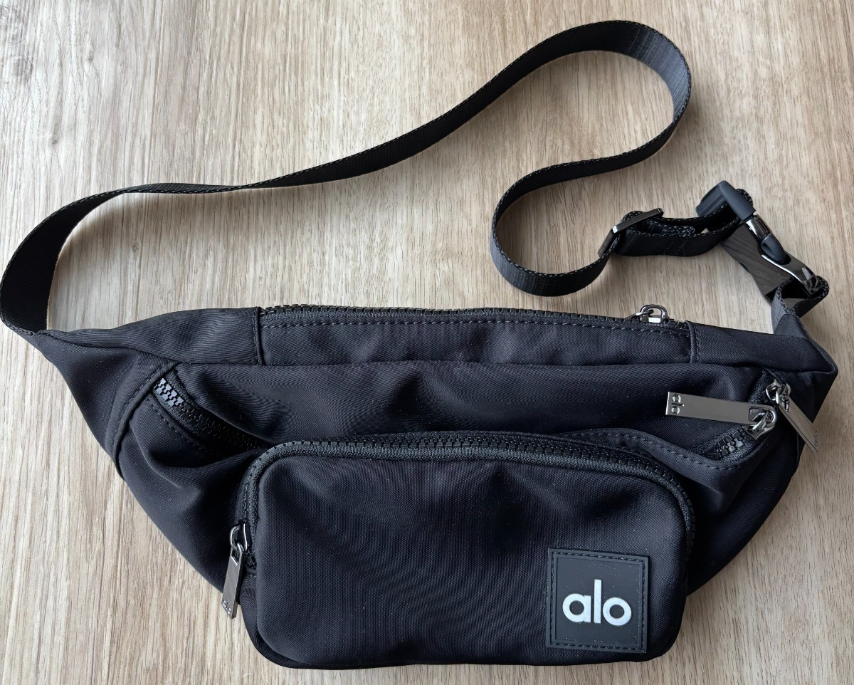 【新品】alo yoga ベルトバッグExplorer Fanny Pack 黒 Alo Yoga Explorer Fanny Pack Crossbody Belt Waist Bag Black 3L | eBay