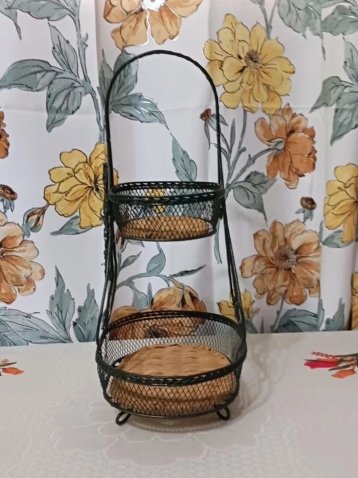 Soporte para cesta de frutas de alambre de metal de 2 niveles con inserciones de mimbre mango de vid verde Foto 3 de 4