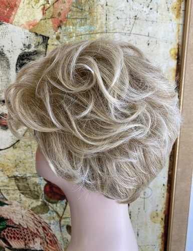 Hairdo HairUWear Chic Wavy Styled Jane Wig Avg Sandy Blonde/Light Beige New - 第 5/9 張圖片