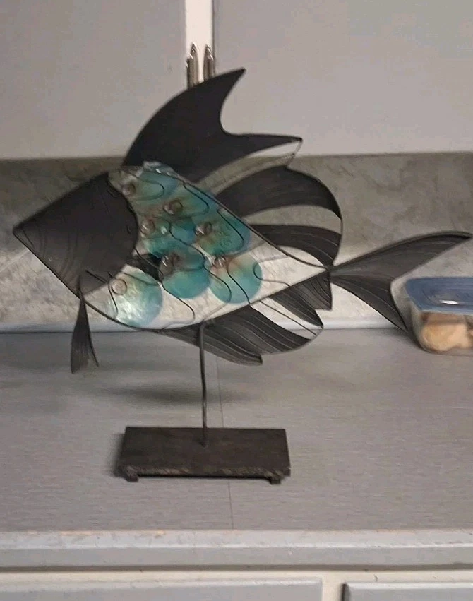 金属天使鱼,带支架,色彩鲜艳..22x20 英寸。 — 第 2/3 张图片