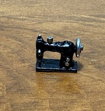 Máquina de coser vintage miniatura casa de muñecas cantante escala 1:24 1/2. Peltre pintado