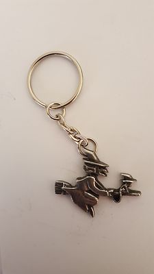 Schlüsselanhänger Hexe & Katze R129 englisches Zinn Emblem auf einem geteilten Ring