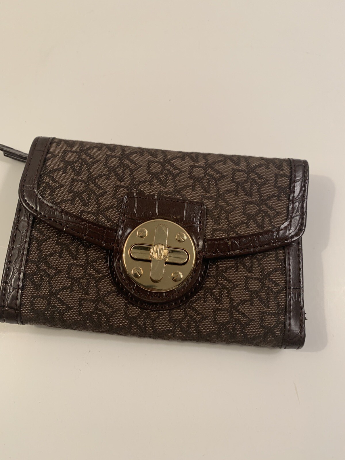 Elegant Brown Leather Wallet for Women with Matching Trim  