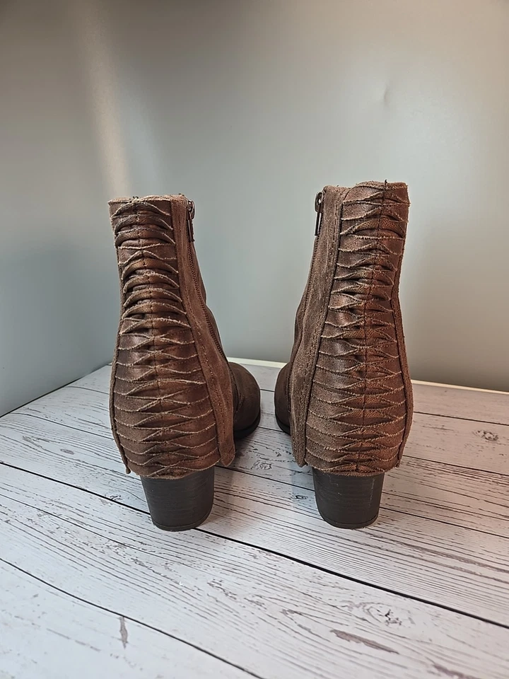 Botas Fergalicious By Fergi 10W Liberty Tobillo Marrón Gamuza Tacón Bloque Botín Foto 3 de 4