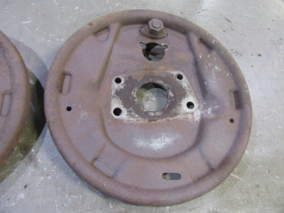 1955 1956 年福特 Customline 汽车前主轴制动鞋背安装板一对 — 第 4/4 张图片