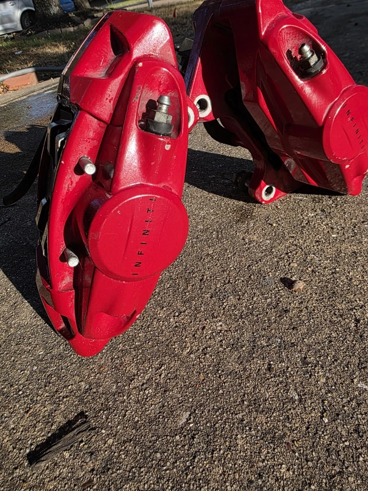Pinzas de freno traseras Infiniti Q50, Q60, G37, 370Z 2014-2020 rojo Akebono con pernos Foto 2 de 4