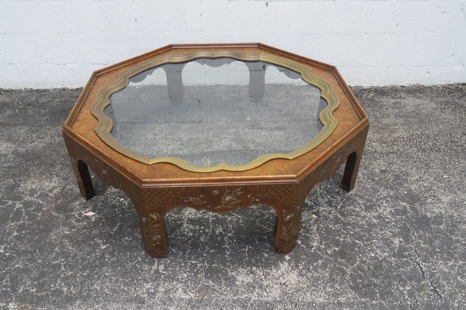 Mesa de centro Hollywood Regency grande octágona de madera pintada a mano por Baker 4987 Foto 3 de 4