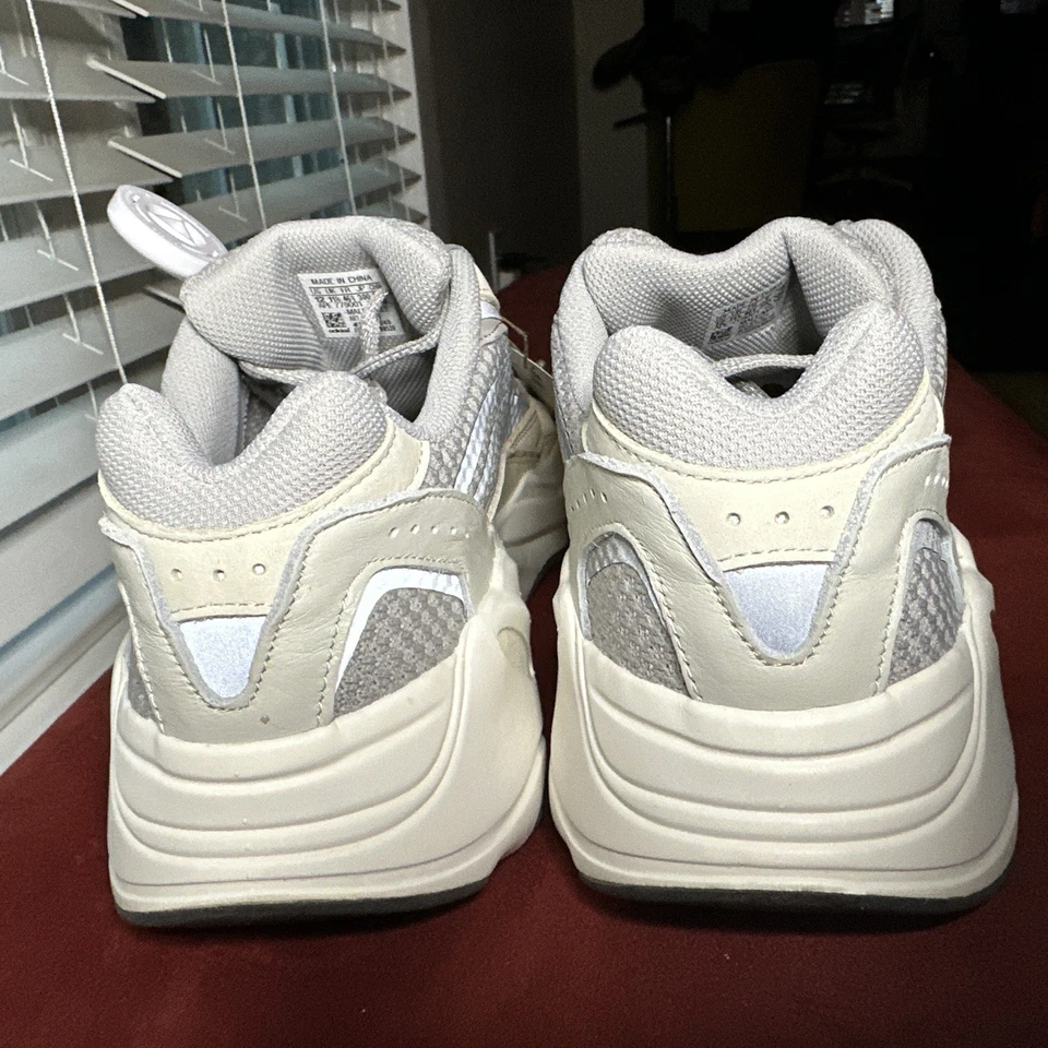 Adidas Yeezy Boost 700 V2 'Crema' Para hombres Talla 12 NUEVAS Tenis GY7924 Foto 4 de 4