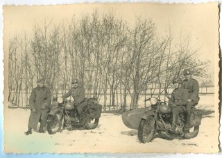 GERMAN WWII ARCHIVE PHOTO: WEHRMACHT SOLDIERS & MOTORCYCLES WITH SIDECARS