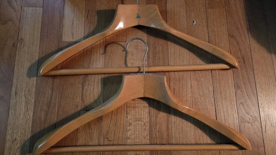 Lote de 5 perchas de madera vintage para trajes Foto 2 de 3