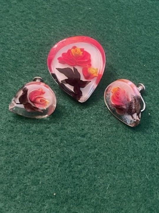 VINTAGE LUCITE RED ROSES PIN/EARRING SET