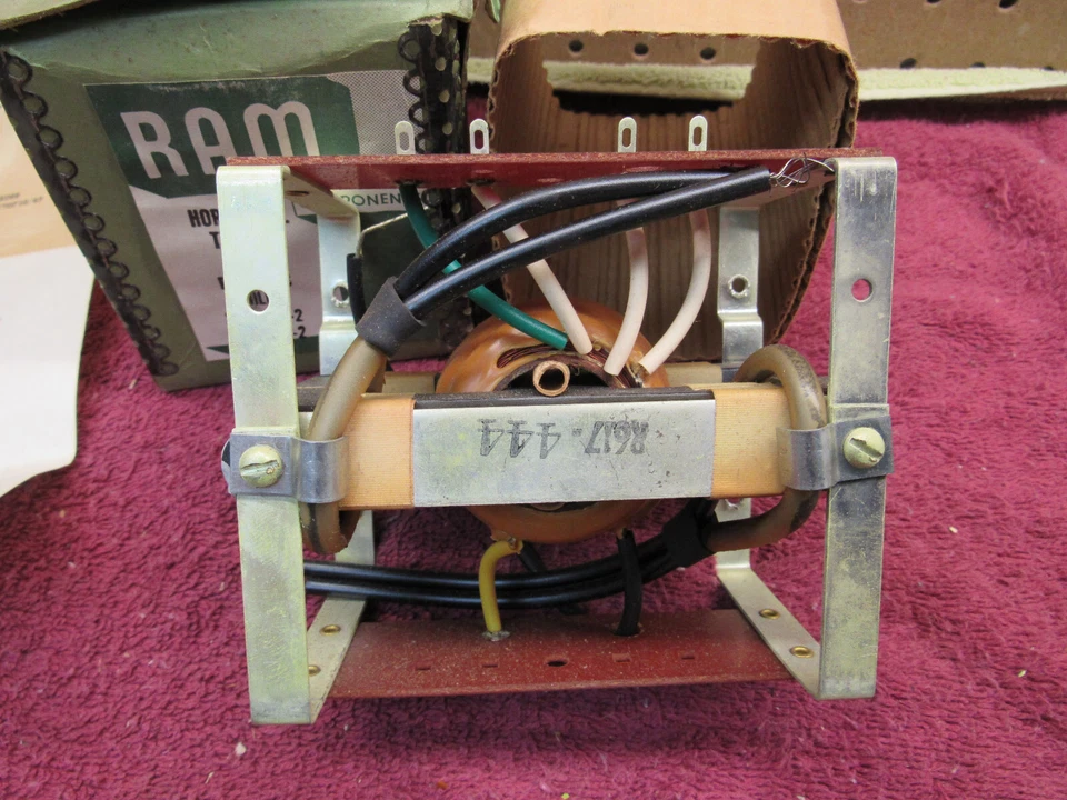 Transformador de salida horizontal vintage RAM X089 FLYBACK PHILCO TV 32-8589-2 Foto 3 de 4