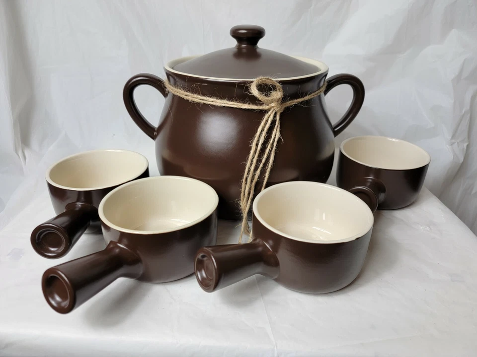 Olla de chile PARINI marrón y crema de cerámica de 5 cuartos de galón con tapa segura para horno con 4 tazones Foto 2 de 4