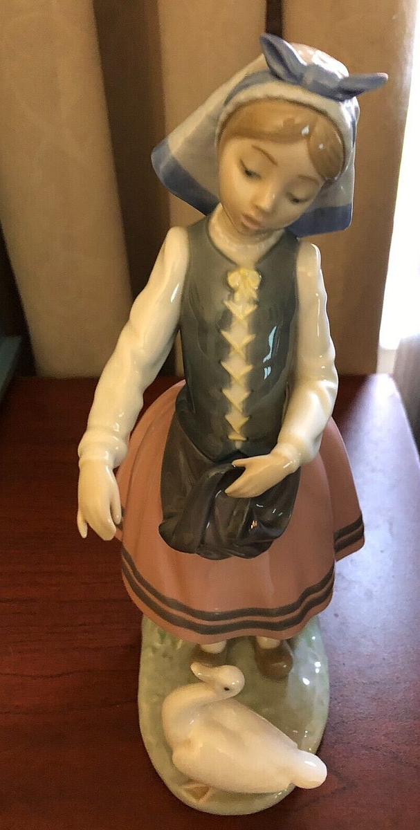 LLADRO Porcelain Figurine Josefa feeding Duck #5201 RETIRED Very