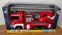 Bruder 02771 MAN Feuerwehr Mit Drehleiter, Wasserpumpe Und Light And Sound Modul