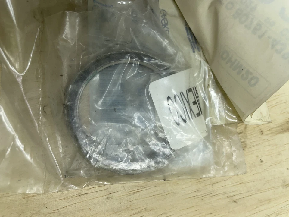 GM OEM Exhaust Manifold Pipe Gasket Flange 1997-2002 Cavalier Sunfire 24575494 Foto 3 de 3